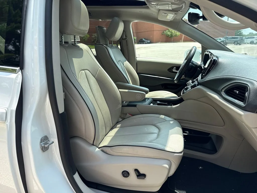 Used 2021 White Chrysler Limited image 31