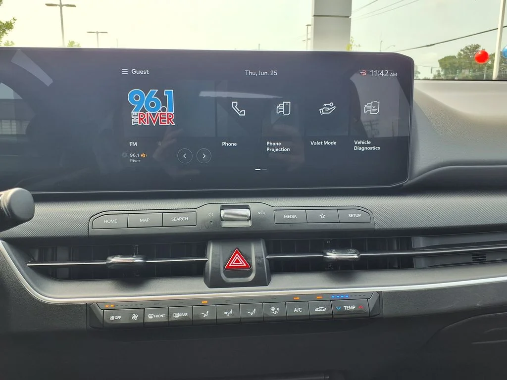 Used 2025 White Kia LXS image 24