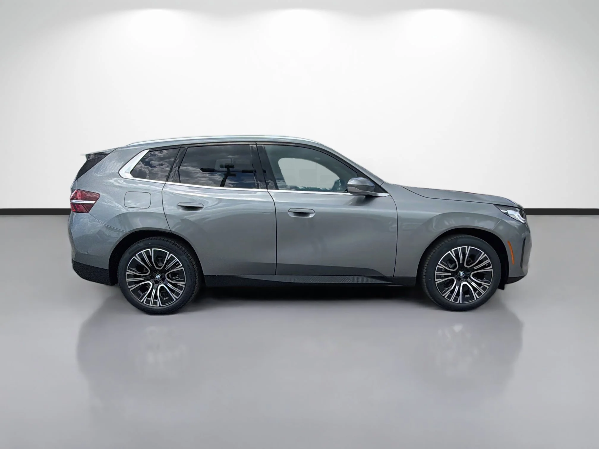 New 2026 Skyscraper Grey Metallic BMW 30 xDrive image 2