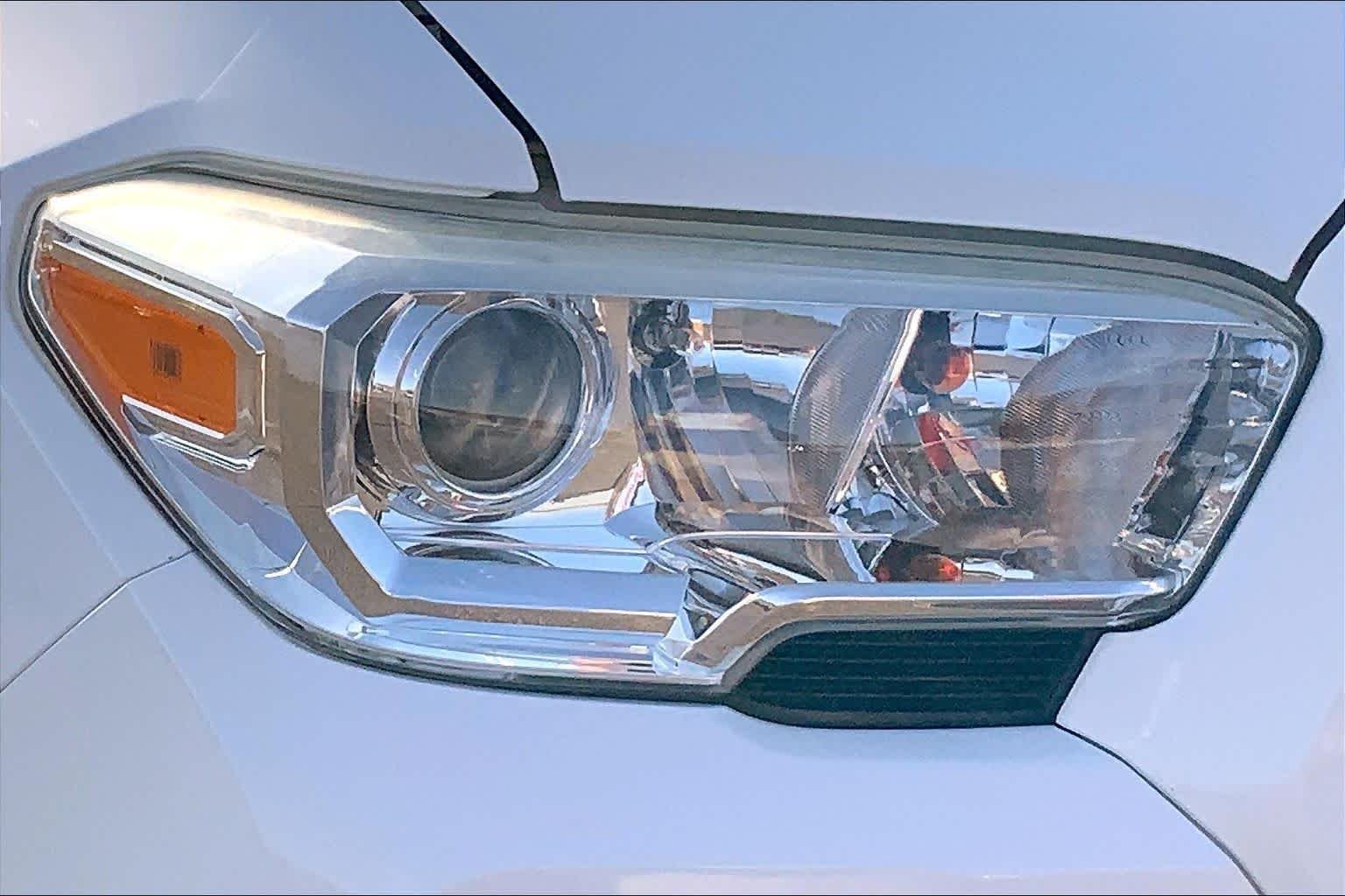 Used 2019 Super White Toyota SR image 28