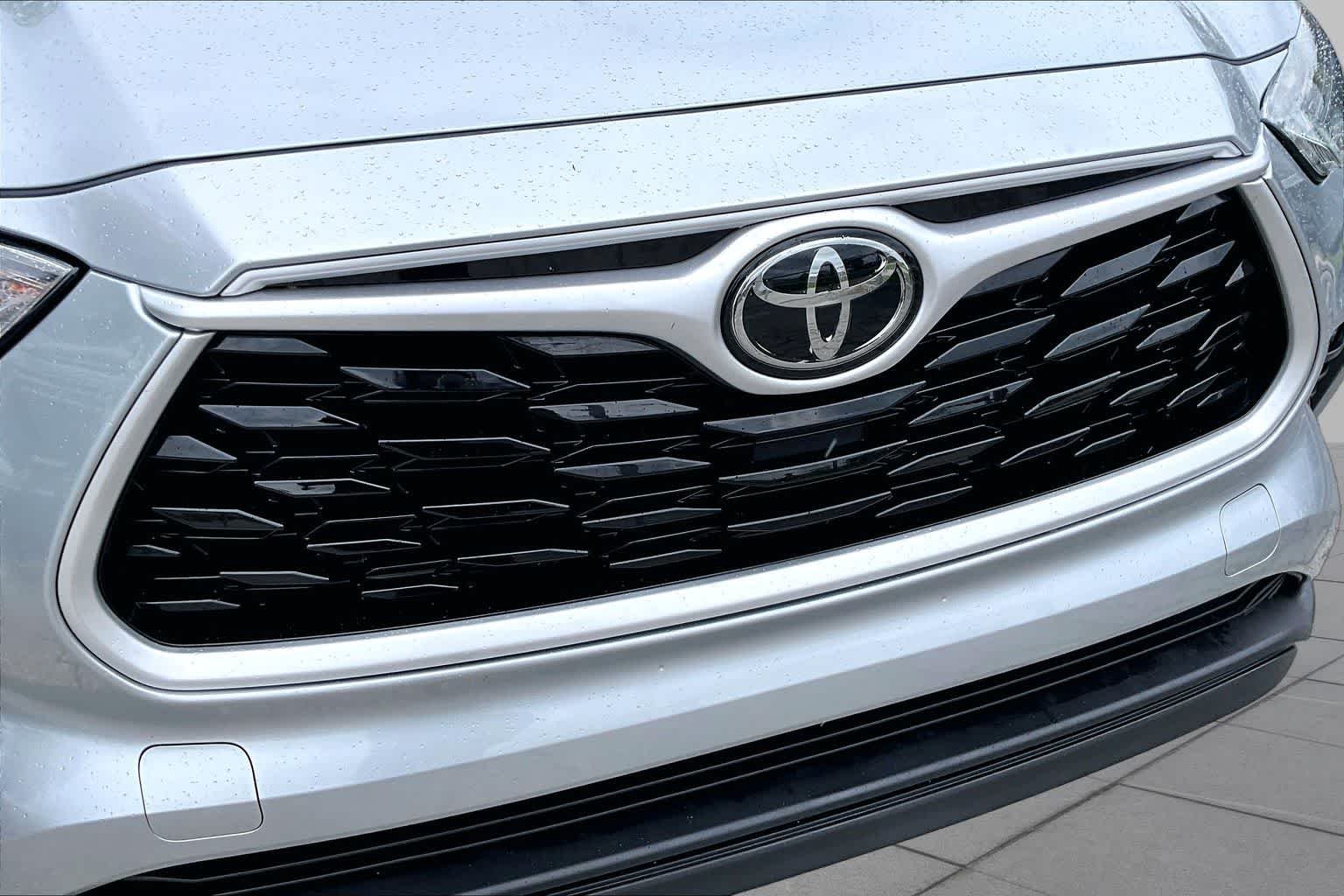 Used 2021 Celestial Silver Metallic Toyota XLE image 30