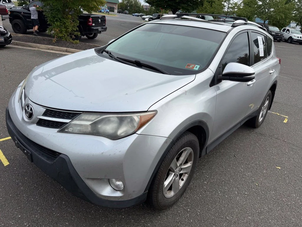 Used 2013 Silver Toyota XLE image 3