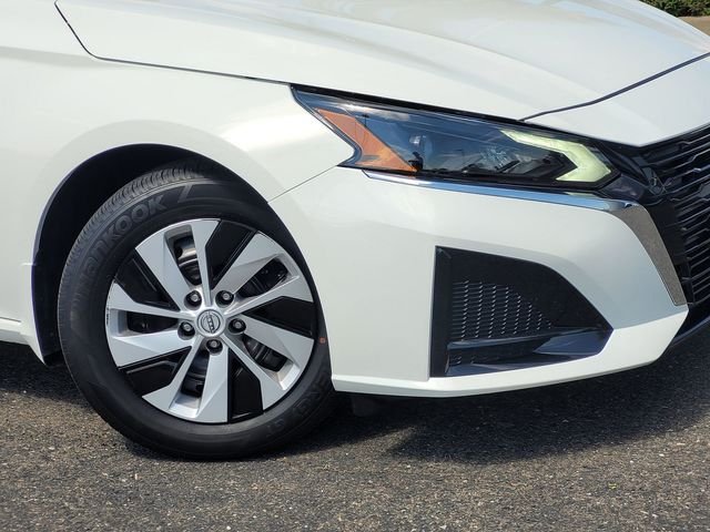 Used 2025 White Nissan 2.5 S image 9