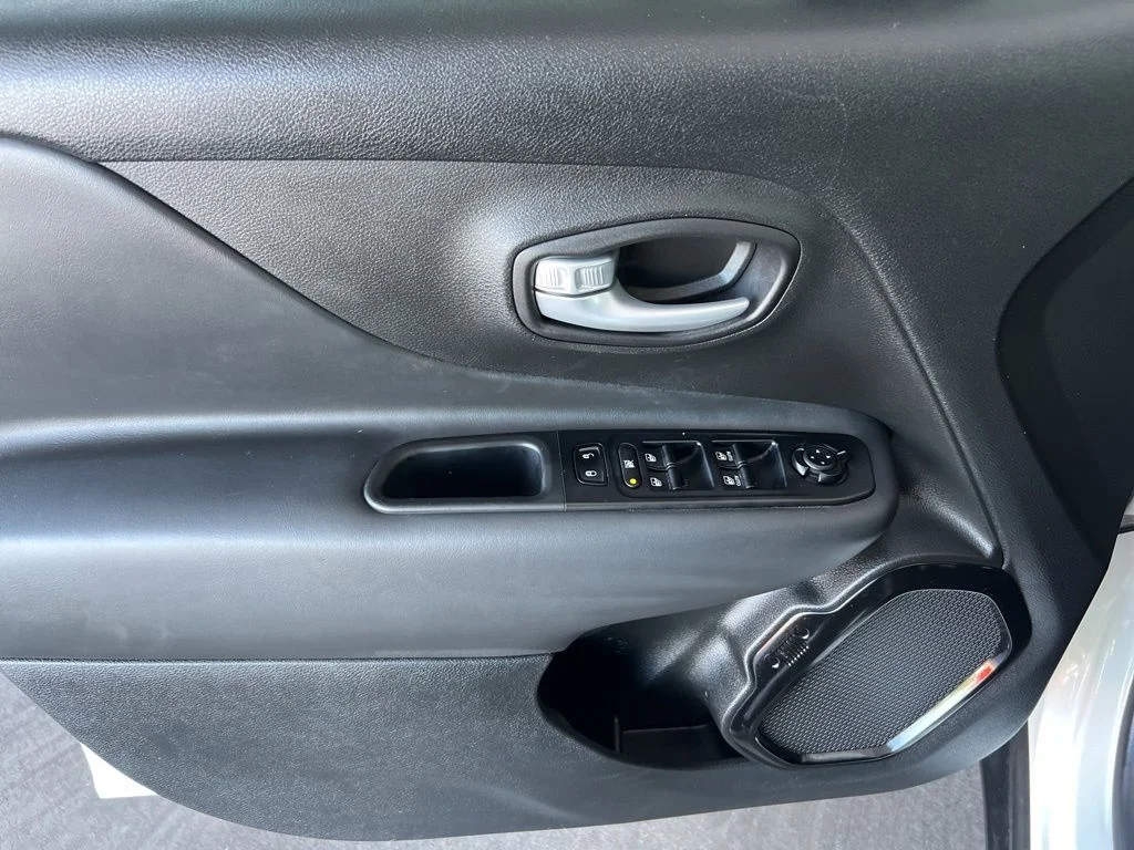 Used 2023 White Jeep Altitude image 18