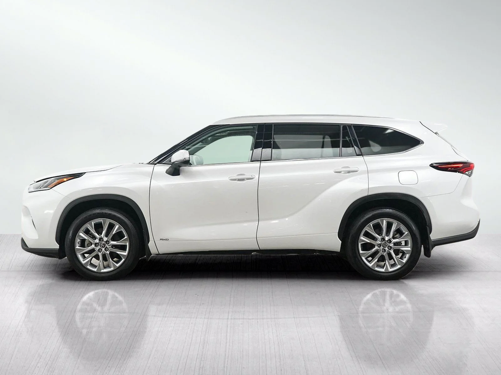 Used 2024 Toyota Highlander Hybrid Limited with VIN 5TDXBRCH0RS623305 for sale in Wayzata, Minnesota