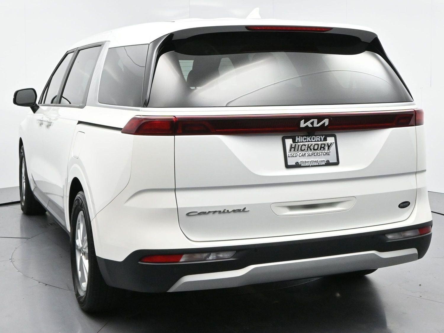 Used 2022 Snow White Pearl Kia LXS image 6
