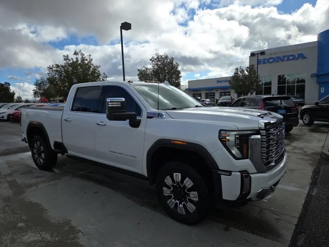 Used 2024 White GMC Denali image 3