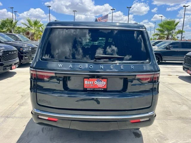 Used 2023  Jeep Base image 5