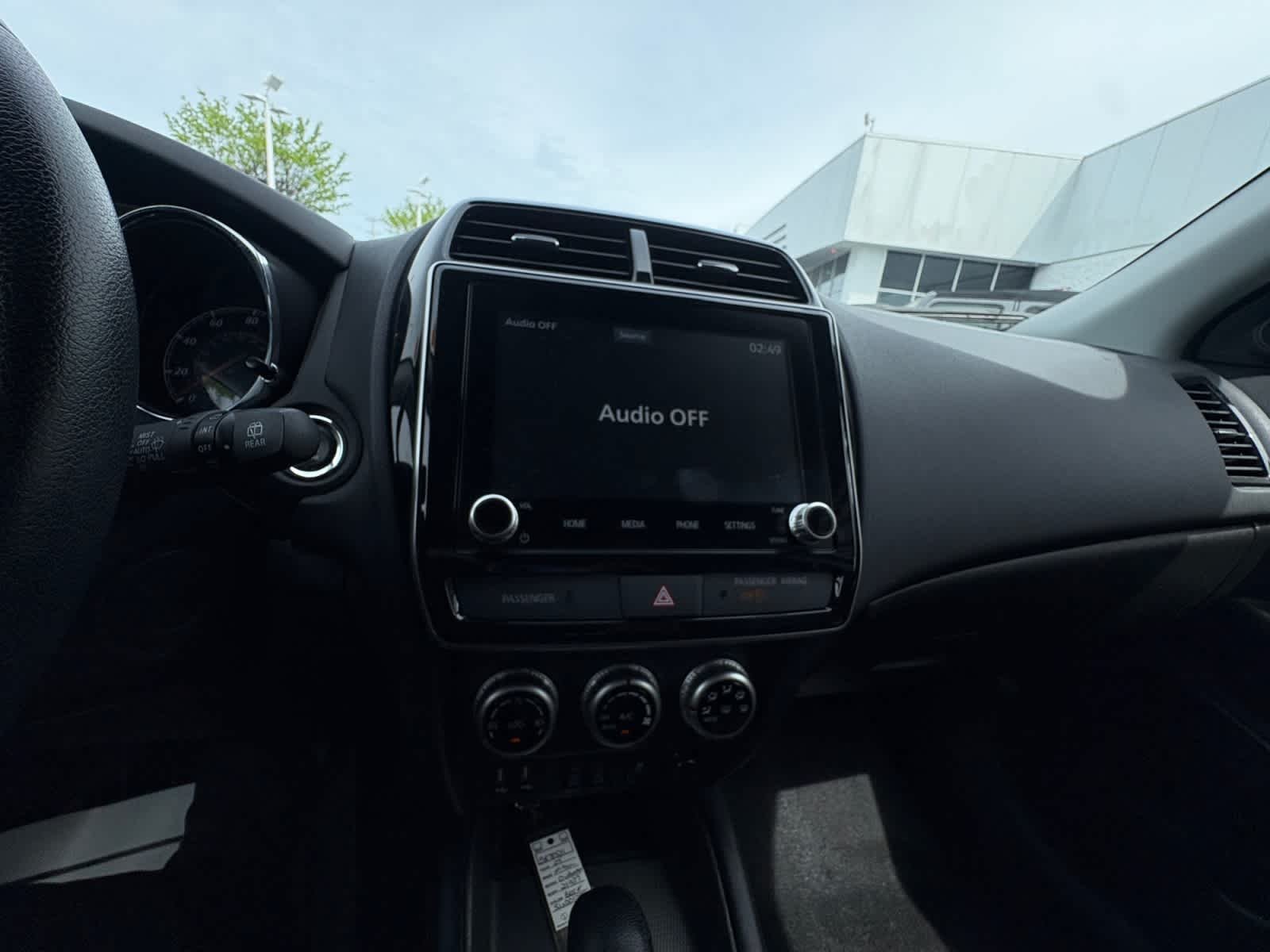 Used 2025 Labrador Black Pearl Mitsubishi SE image 23
