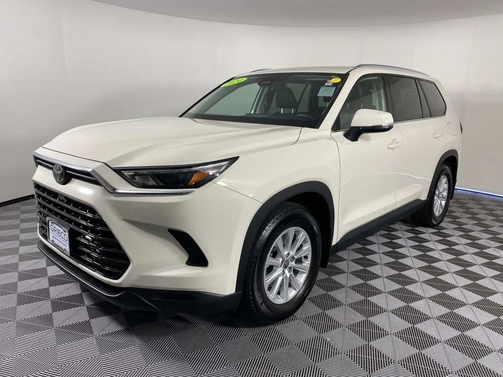 Used 2024 White Toyota XLE image 4