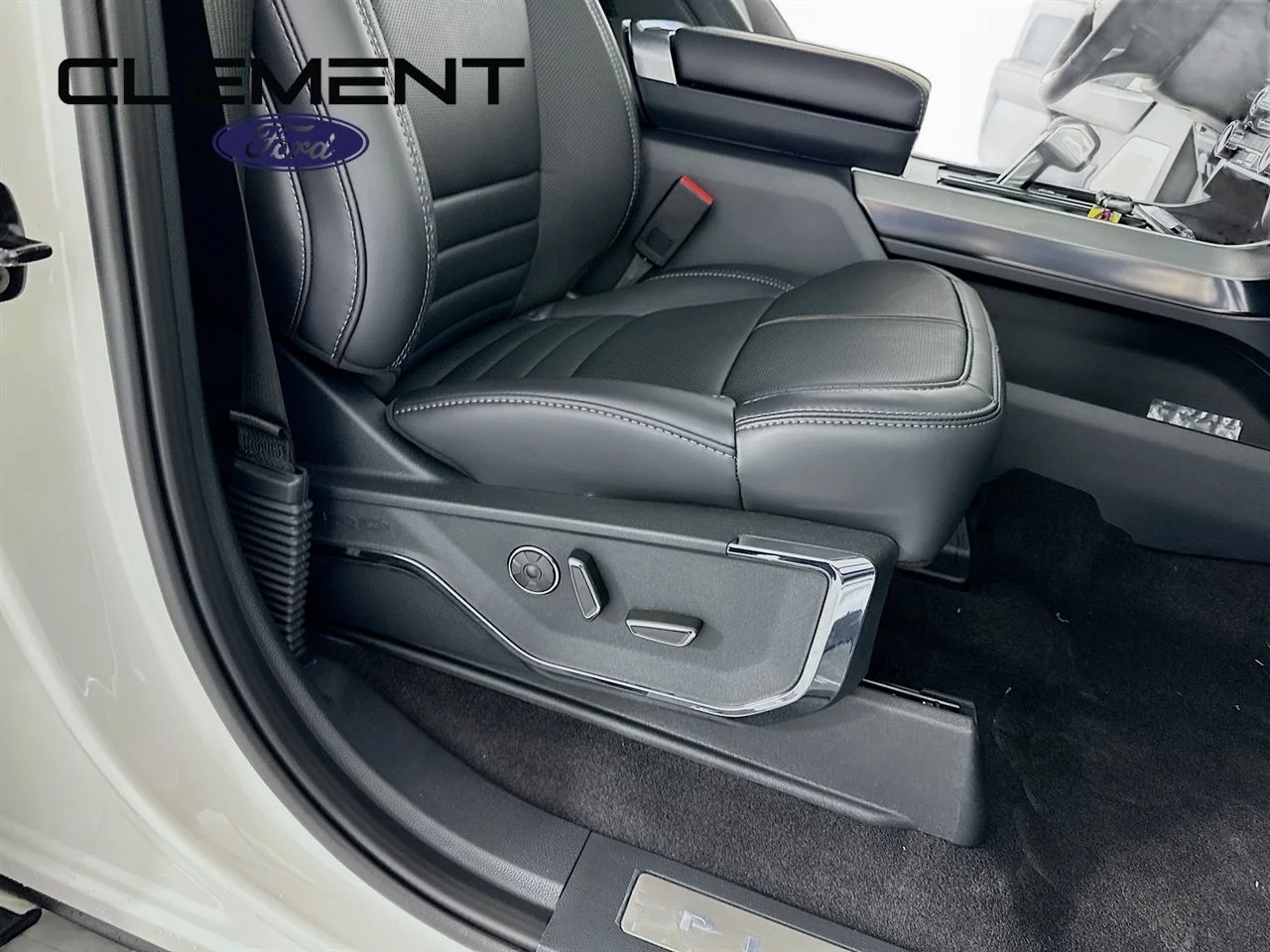 New 2026 Star White Metallic Tri-Coat Ford Platinum® image 32