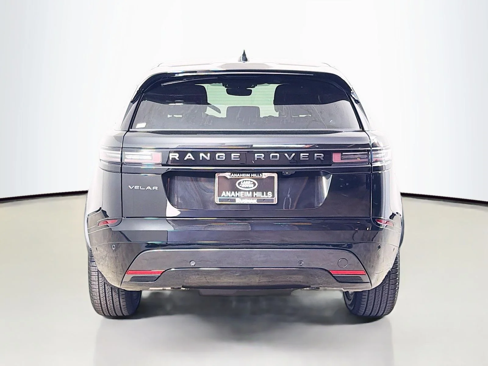 New 2026 Santorini Black Land Rover Dynamic SE image 4