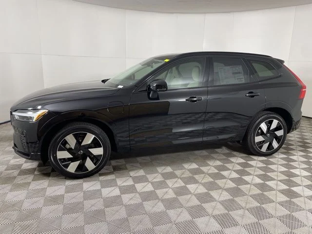 Certified Used 2025 Onyx Black Metallic Volvo Plus image 6