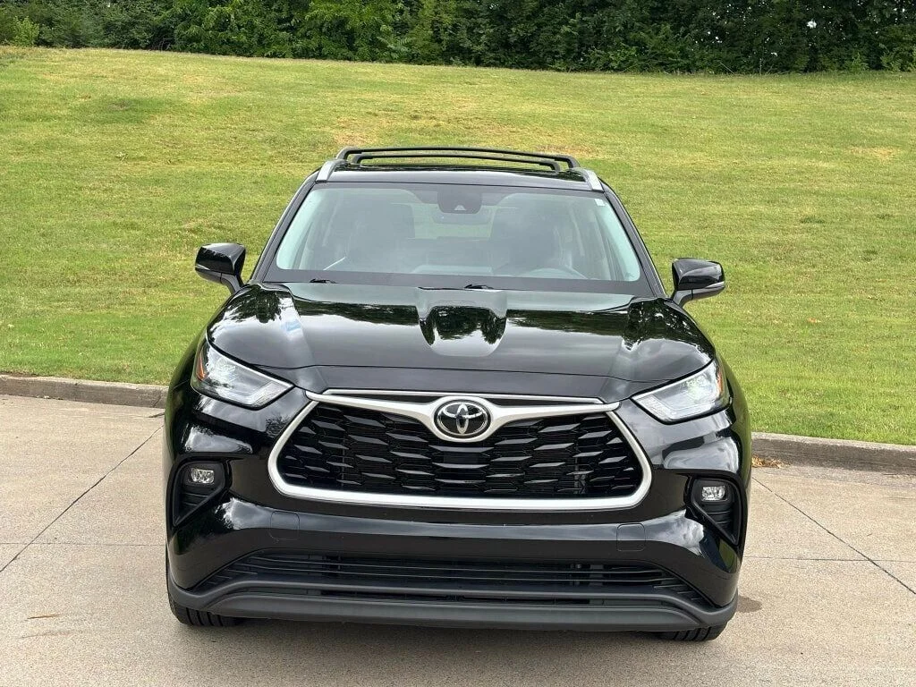 Used 2022 Black Toyota XLE image 11