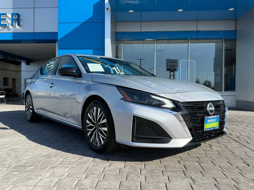 Used 2024 Silver Nissan 2.5 SV image 4