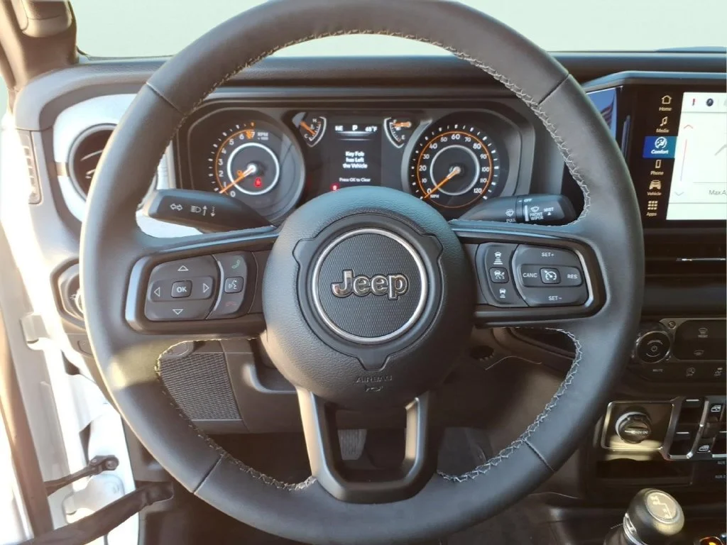 Used 2025 White Jeep Sport S image 21