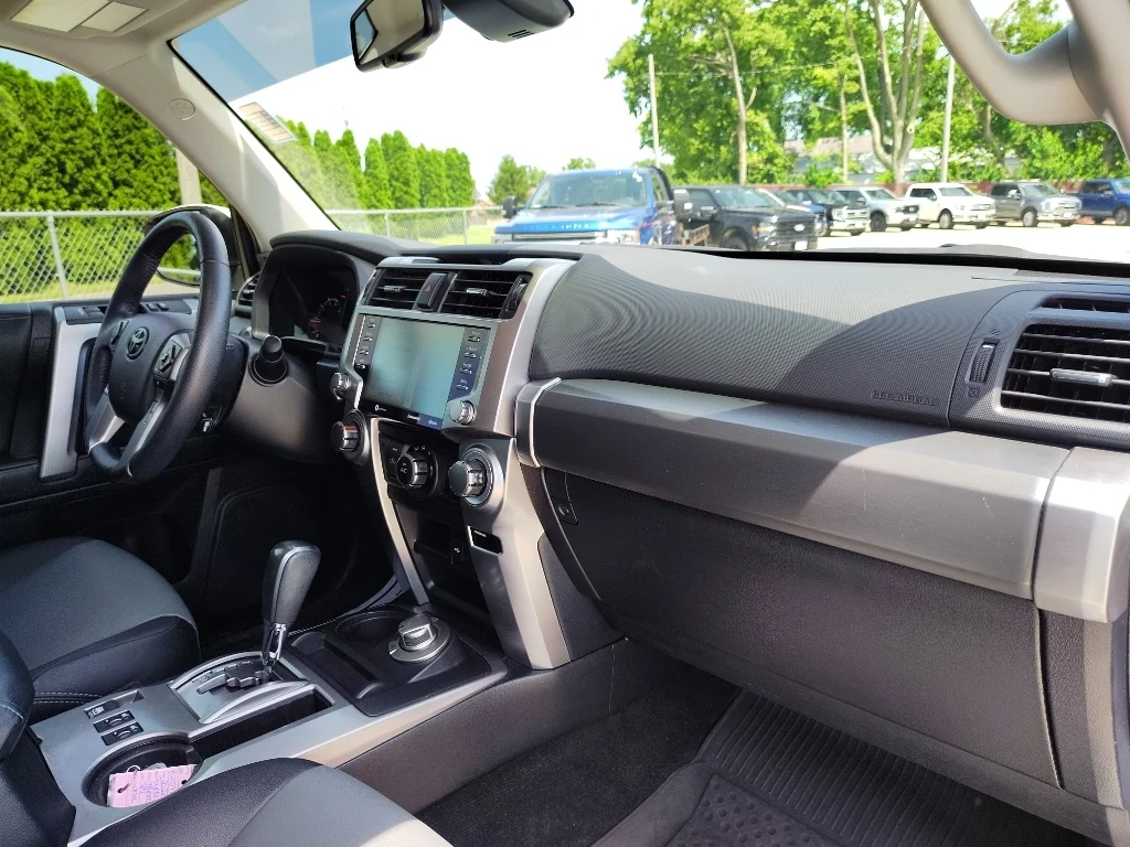 Used 2022 White Toyota SR5 Premium image 15