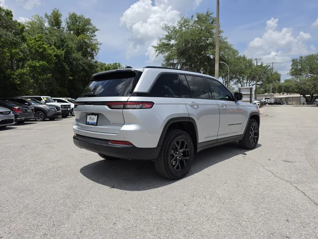 New 2026 Silver Zynith Exterior Paint Jeep Altitude image 4
