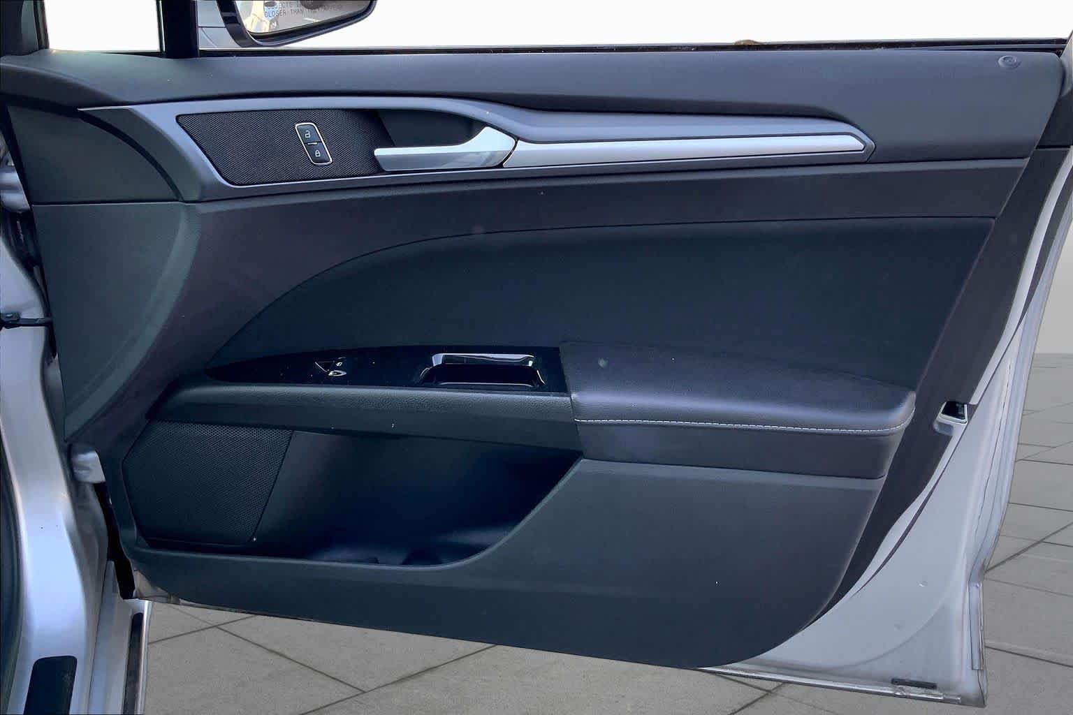 Used 2015 Ingot Silver Ford SE image 19
