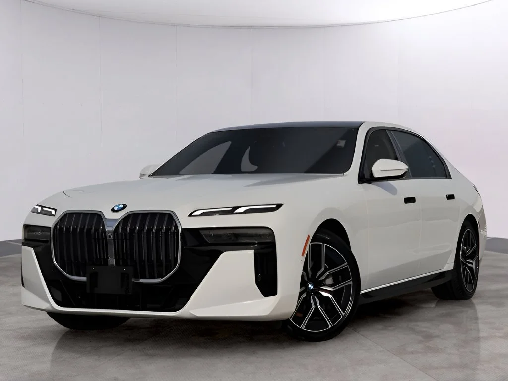 Used 2025 Alpine White BMW 740i xDrive image 1
