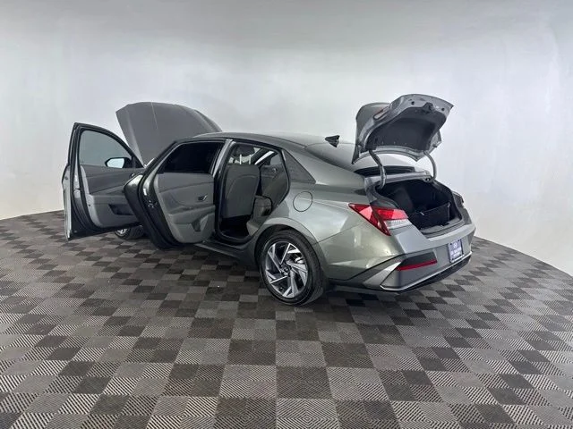 Used 2025 Gray Hyundai SEL Sport image 22