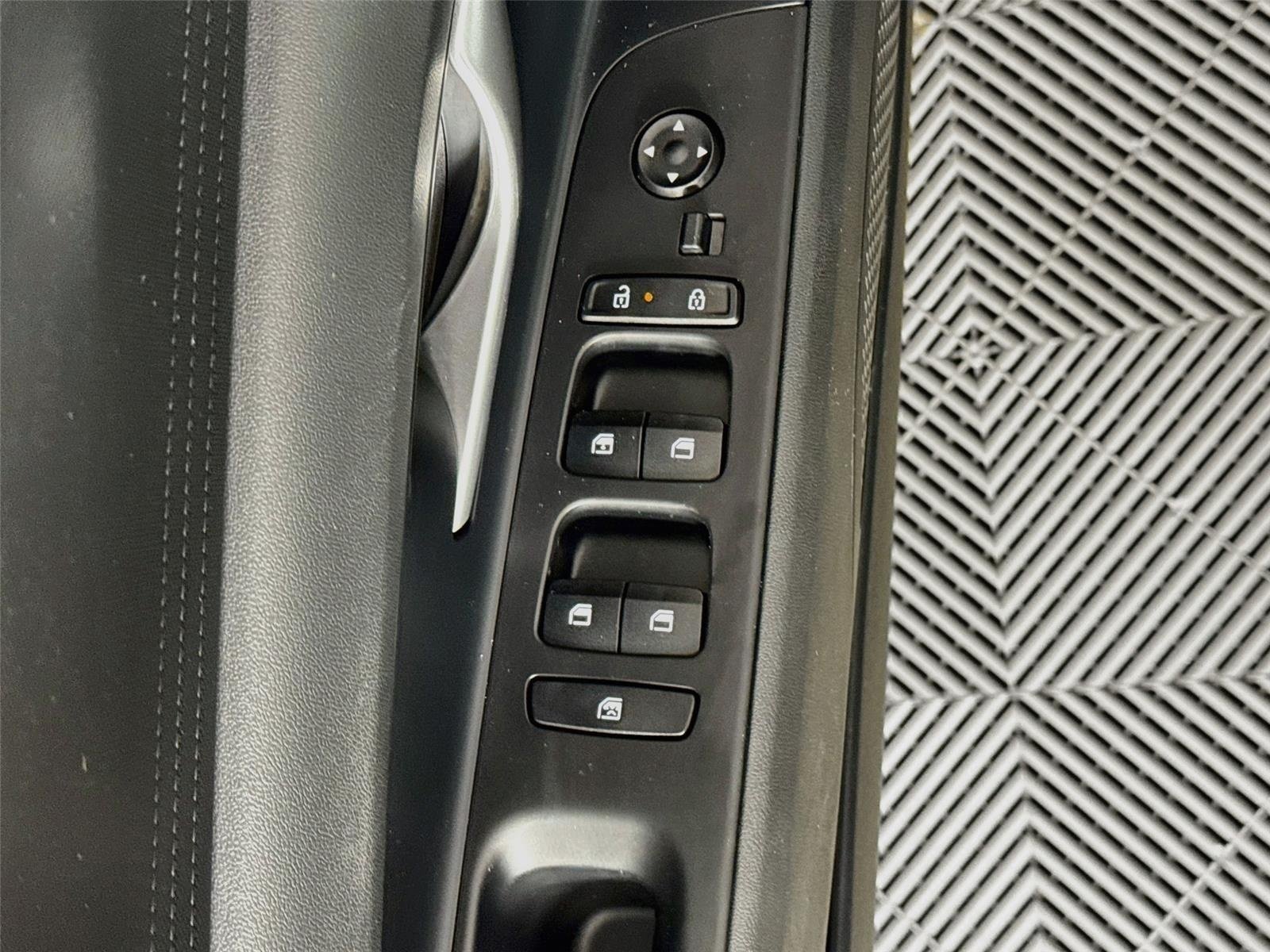 Used 2025 Amazon Gray Hyundai SE image 18