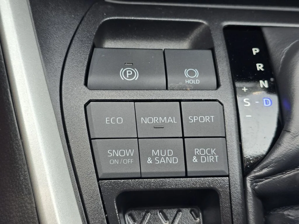 Used 2024 Silver Sky Metallic Toyota XLE Premium image 21