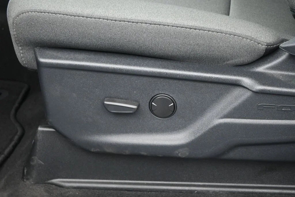 New 2026 Oxford White Ford XLT image 9