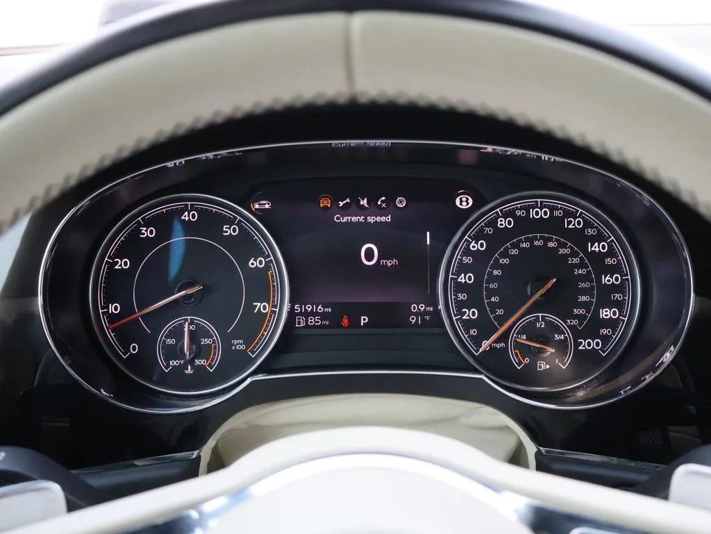 Used 2018 Glacier White Bentley W12 image 29