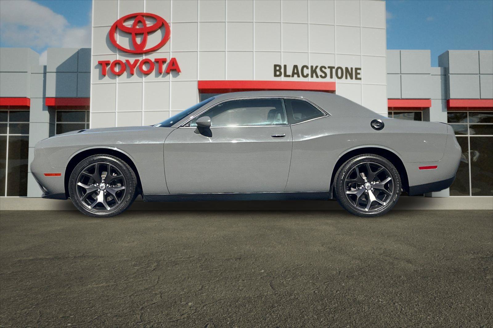 Used 2018 Destroyer Gray Clearcoat Dodge SXT Plus image 6