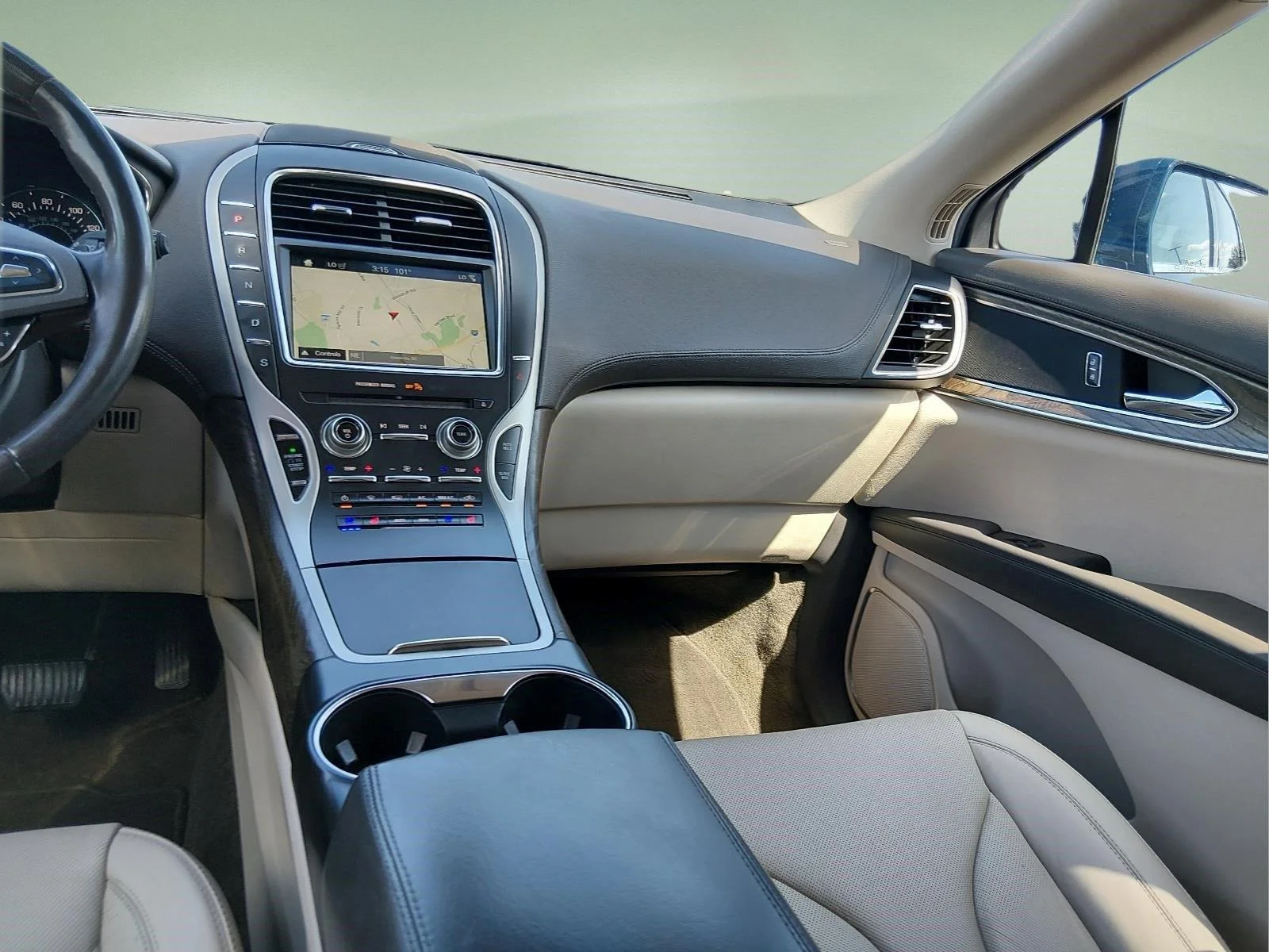 Used 2018 Blue Diamond Metallic Lincoln Reserve image 17