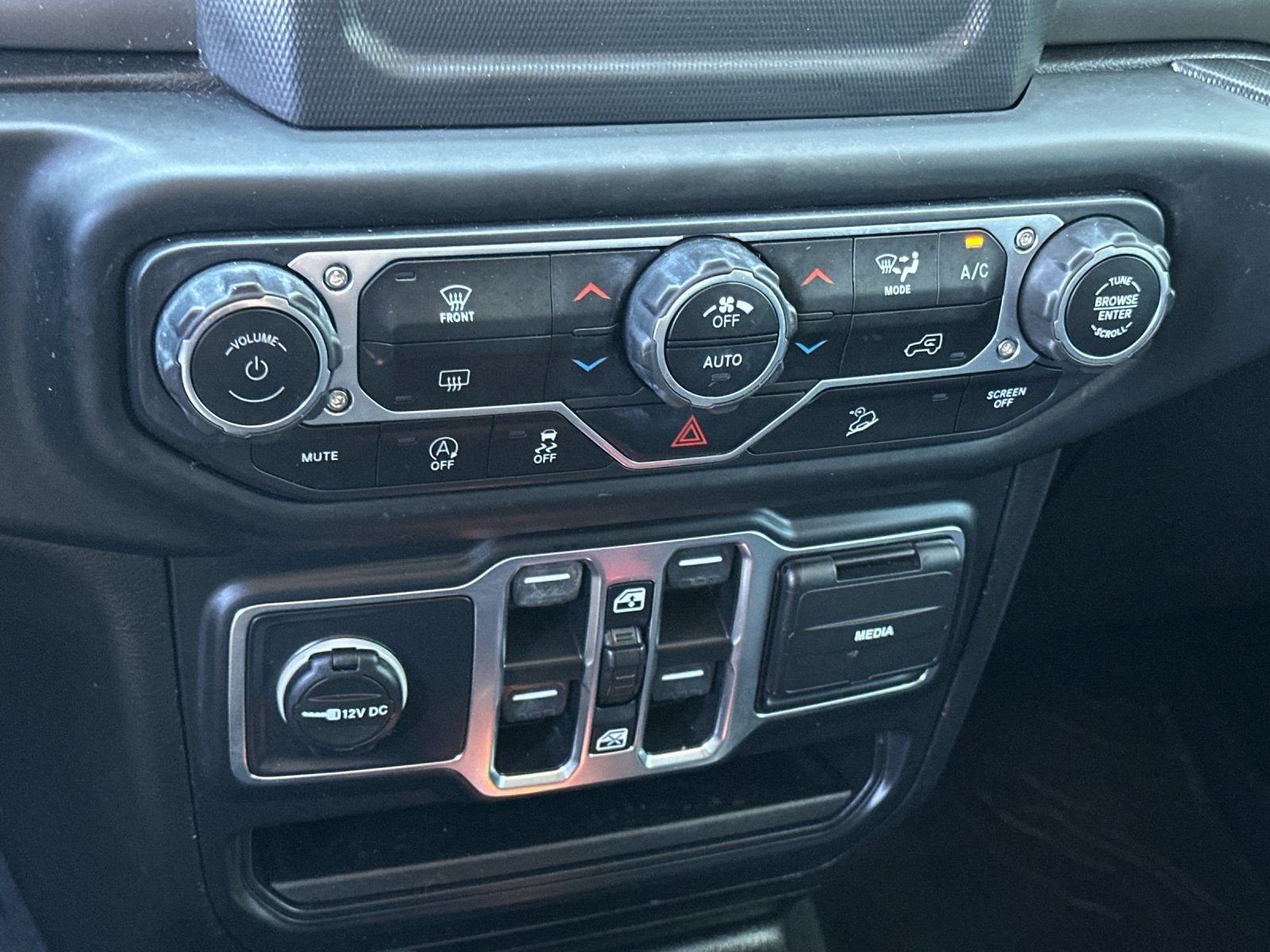 Used 2018 Bright White Clearcoat Jeep Unlimited Sport S image 18