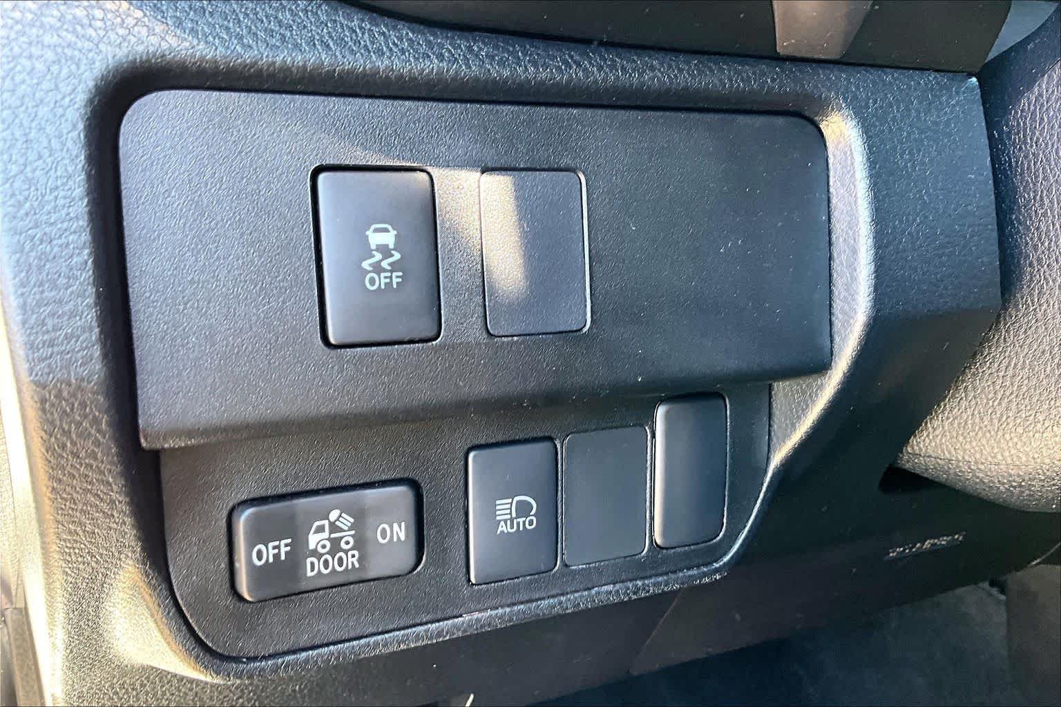 Used 2020 Super White Toyota SR5 image 32