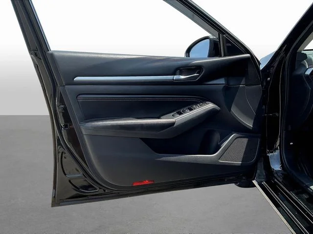 Used 2019 Black Nissan 2.5 SL image 22