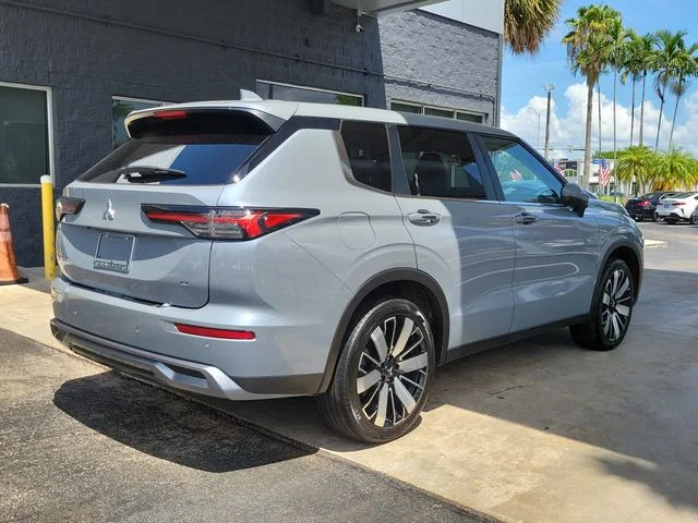 Used 2025 Gray Mitsubishi SE image 4