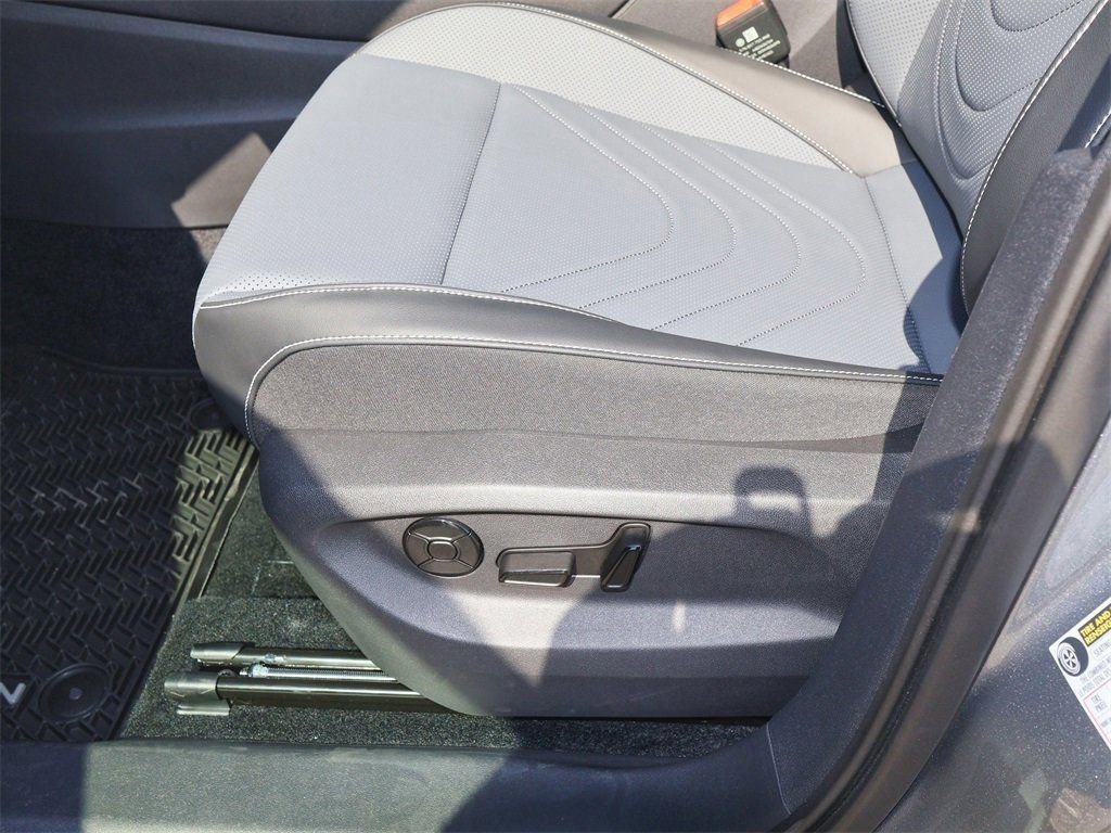 2025 Volkswagen Tiguan SE - Photo 13