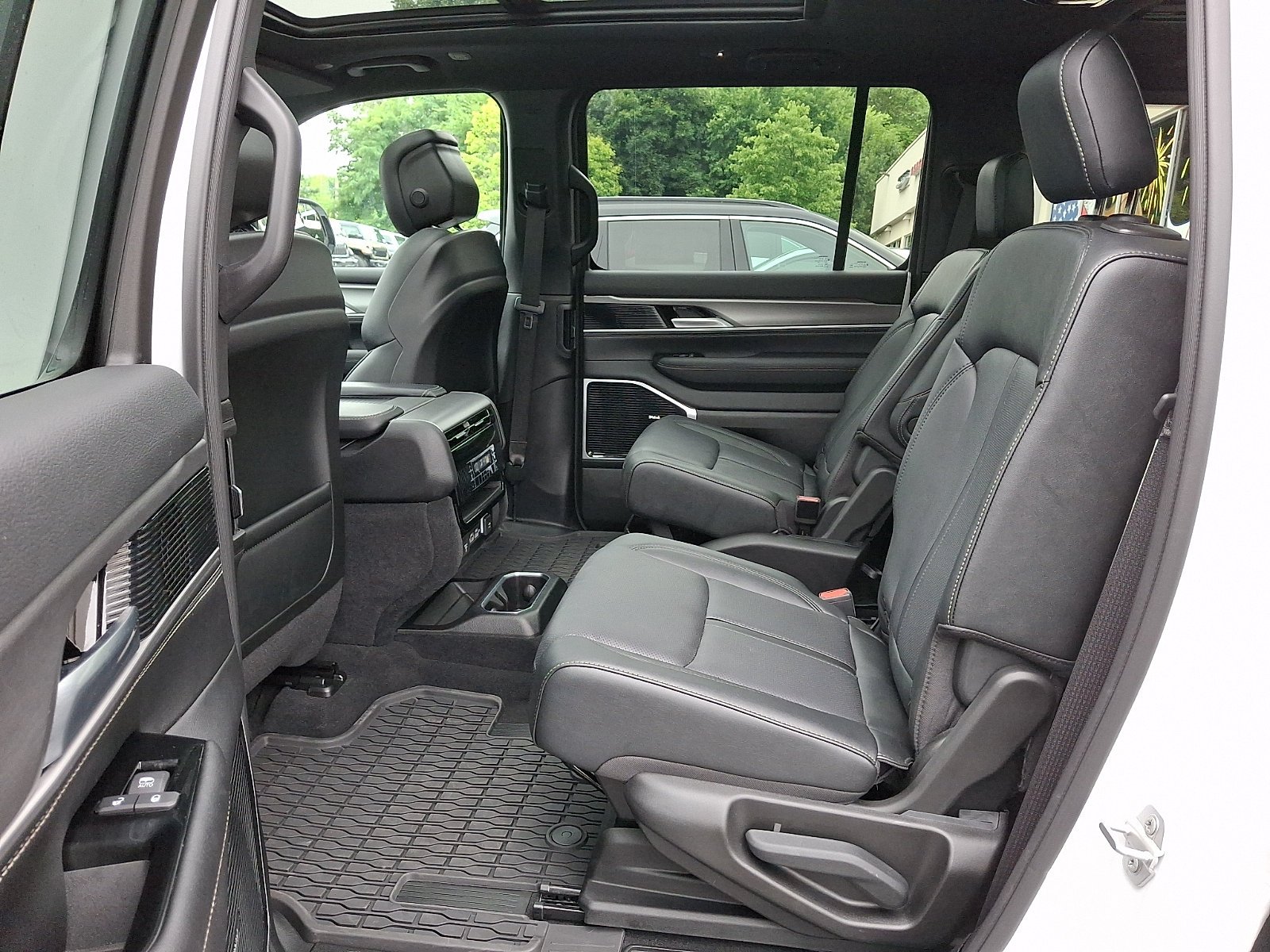 New 2026 Bright White Clear-Coat Exterior Paint Jeep Limited Altitude image 6