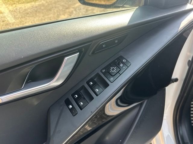 Used 2023 Snow White Pearl Kia Wave image 11