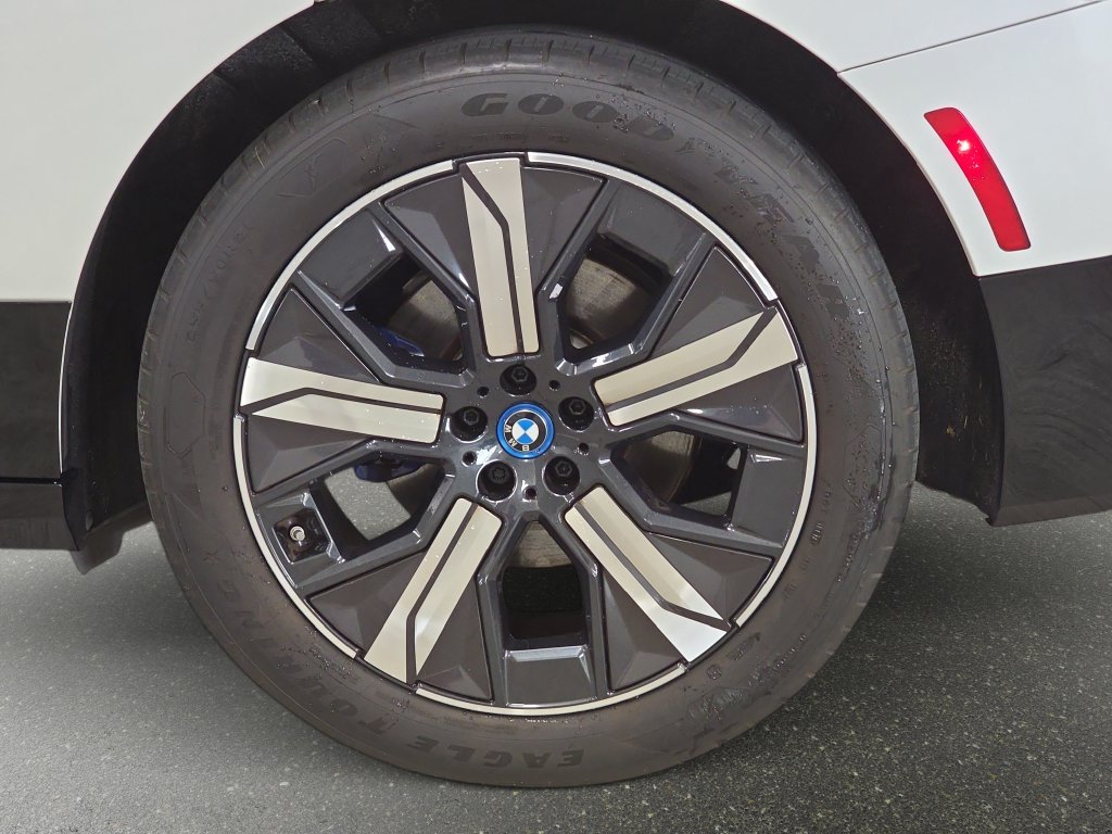 Used 2024 Mineral White Metallic BMW xDrive50 image 32