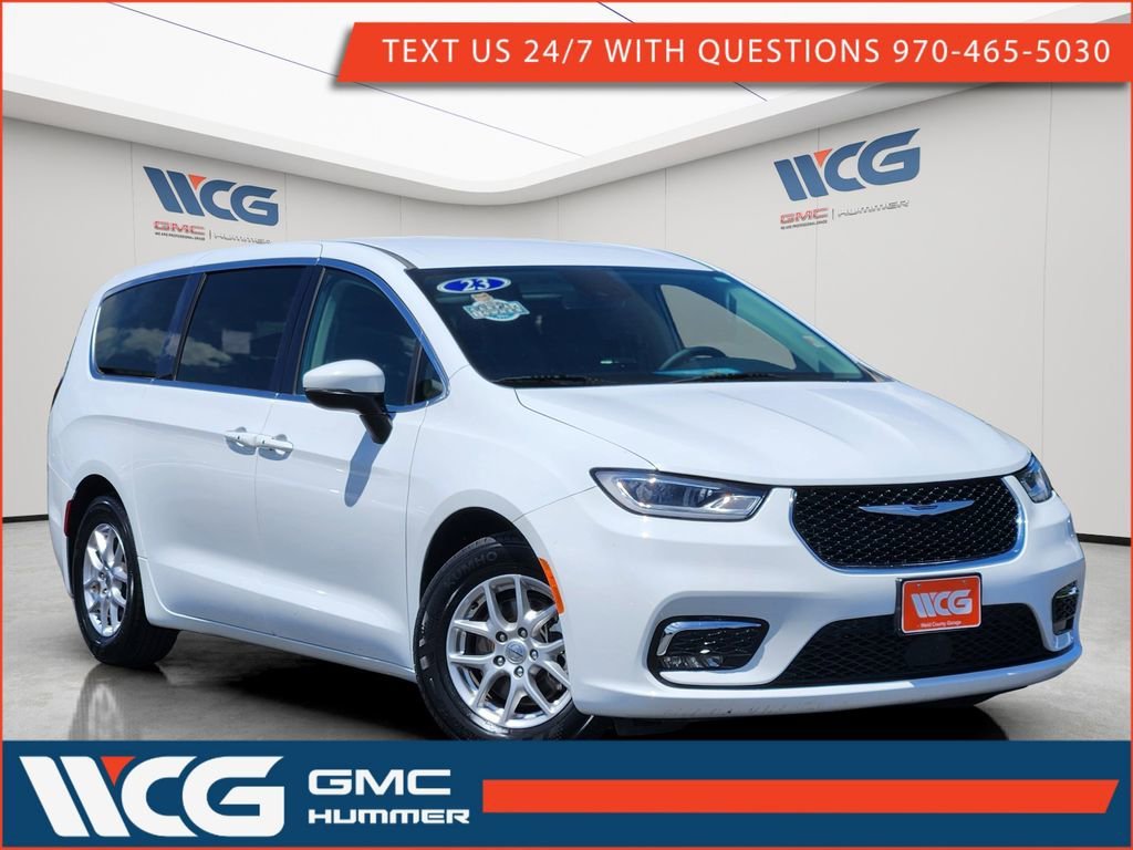 2023 Chrysler Pacifica Touring L's photo
