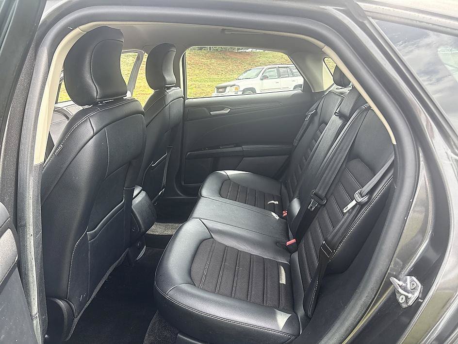 Used 2018 Magnetic Metallic Ford SE image 21