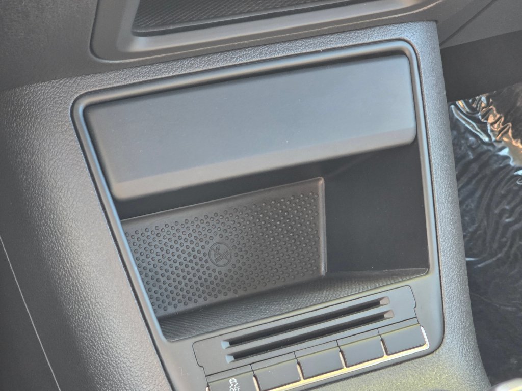 Used 2012 Silver Volkswagen SE image 32