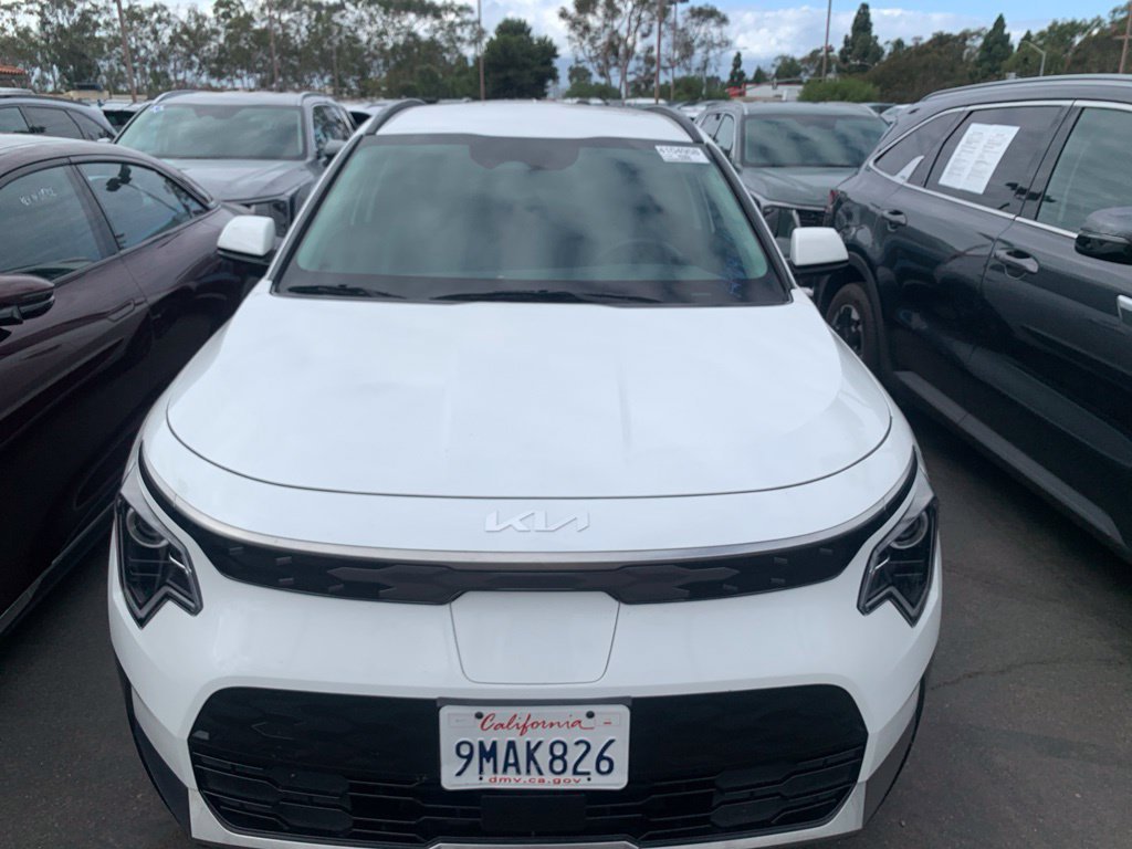 Certified Used 2024 Snow White Pearl Kia Wind image 3