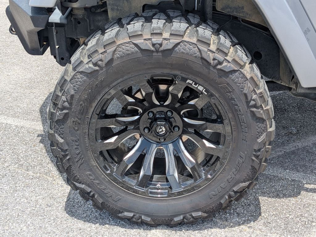 Used 2017 Silver Jeep Unlimited Sahara image 9