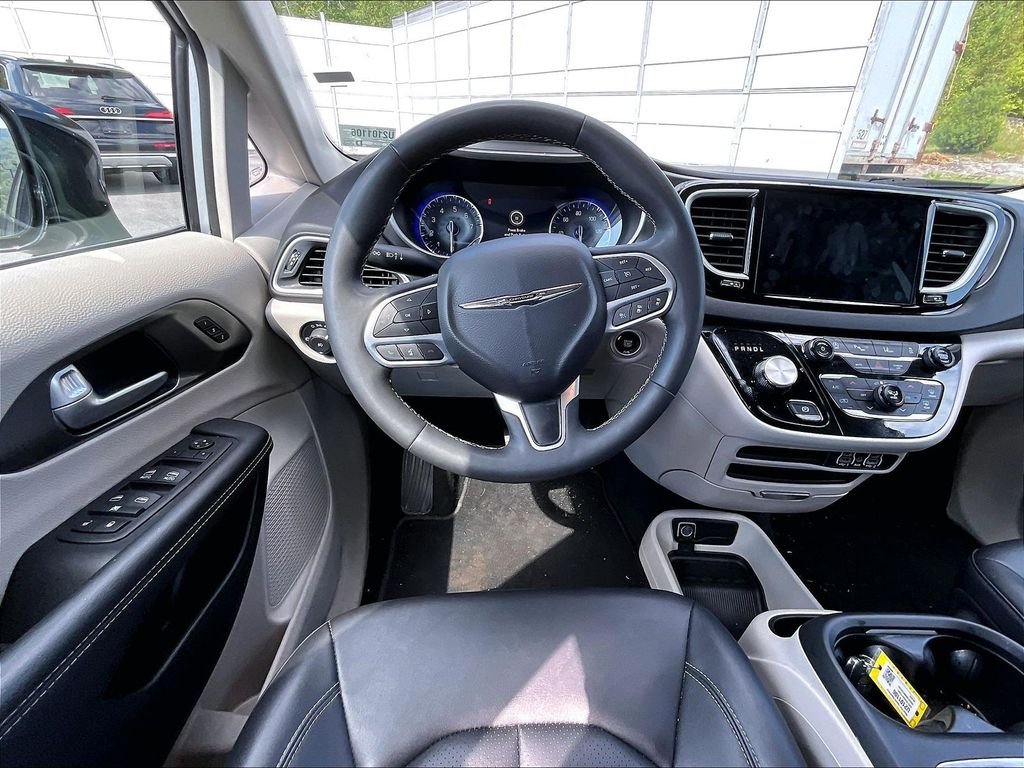 Used 2024 Silver Mist Clearcoat Chrysler Touring L image 18