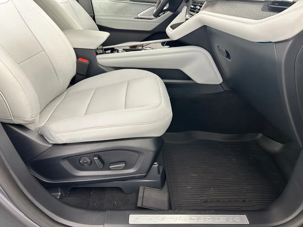 New 2026 Carbonized Gray Metallic Ford Platinum™ image 30
