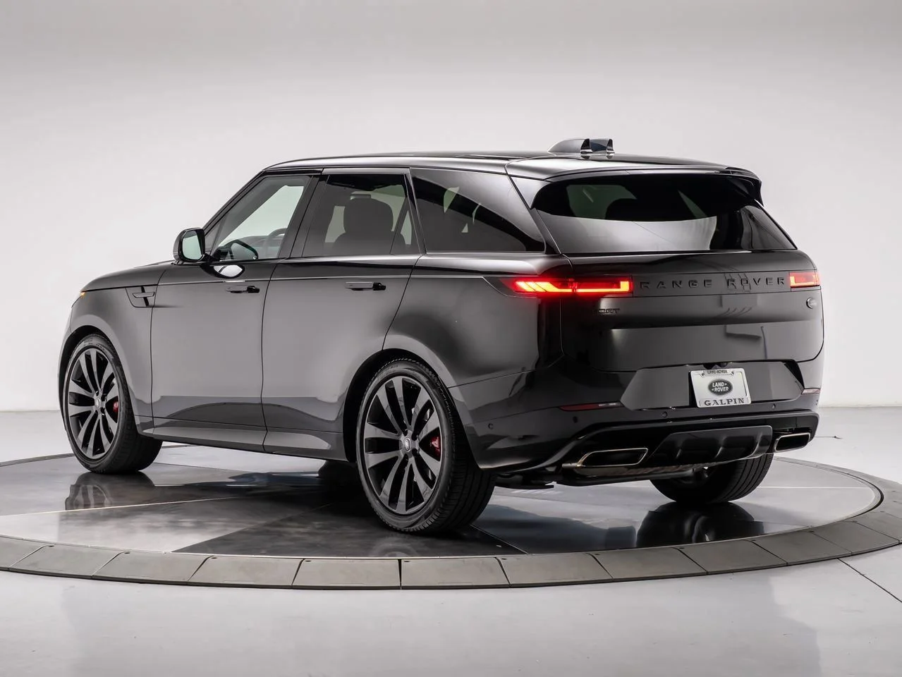 Used 2023 Black Land Rover SE Dynamic image 3