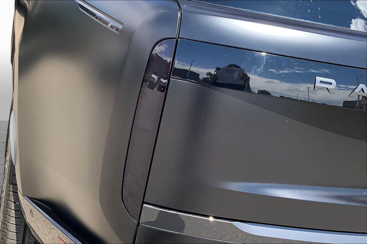 New 2026 Obsidian Black SV Bespoke Ultra Metallic Satin Land Rover SE image 14