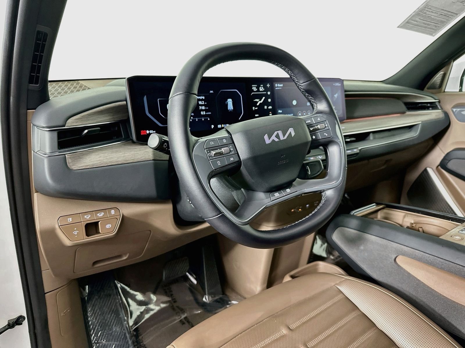 Used 2024 Snow White Pearl Kia Land image 8