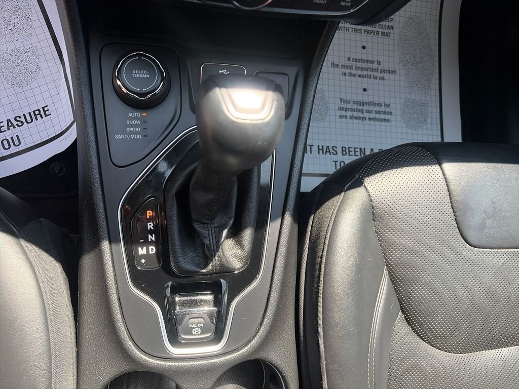 Used 2019 Silver Jeep Limited image 23